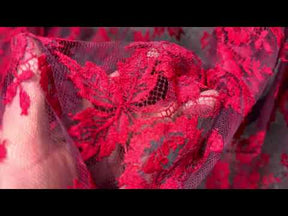 Rot auf Lila Chantilly-Spitze - P188
