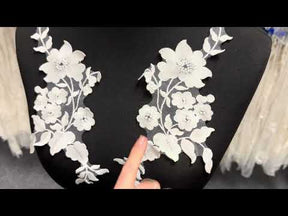 Elfenbeinfarbene, unbestickte Spitzenapplikationen – Giggle