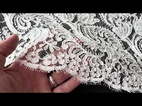 Elfenbeinfarbene Spitzenborte aus Chantilly-Spitze – Beckina