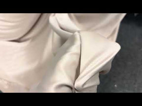 Champagnerfarbener Polyester-Crêpe mit Satinrücken - P60