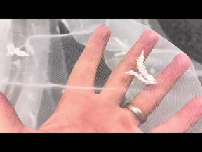 Kissen aus elfenbeinfarbener Perlenstickerei