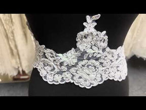 Weißer, perlen- und kordelbesetzter Spitzenbesatz - geräuschvoll