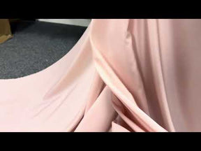 Leichter, hautfarbener Polyestersatin – Kontrast