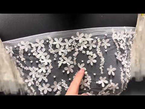 Elfenbeinfarbene, perlenbesetzte Laserspitze - Medaillon