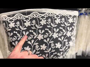 Elfenbeinfarbene, bestickte Blumenspitze - Lizzy