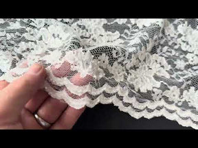 Dunkle elfenbeinfarbene Raschelspitze mit Perlen – P395