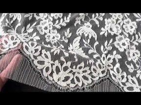 Elfenbeinfarbene Chantilly-Spitze – P182