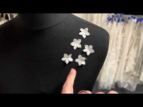 Blass-elfenbeinfarbene, lasergeschnittene Blume - MM0008 (Packung mit 144 Stück)