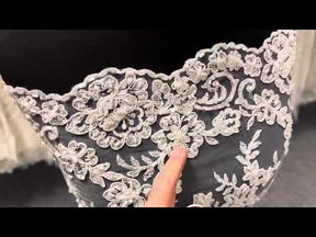 Elfenbeinfarbene, perlenbesetzte Brautspitze - laut