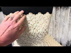 Hellgold/Dunkelgold bestickter Duchess Satin – P476