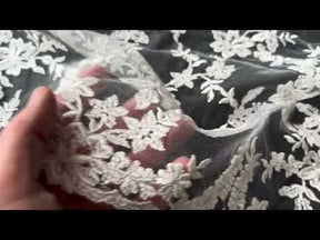 Elfenbeinfarbene bestickte Spitze - P651