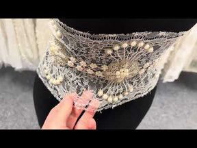 Elfenbeinfarbene Spitzenkante im French-Chantilly-Stil mit Kristallperlen - T264