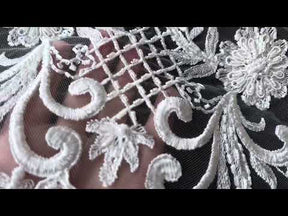 Elfenbeinfarbene, perlenbesetzte Gitterspitze - Zorb 