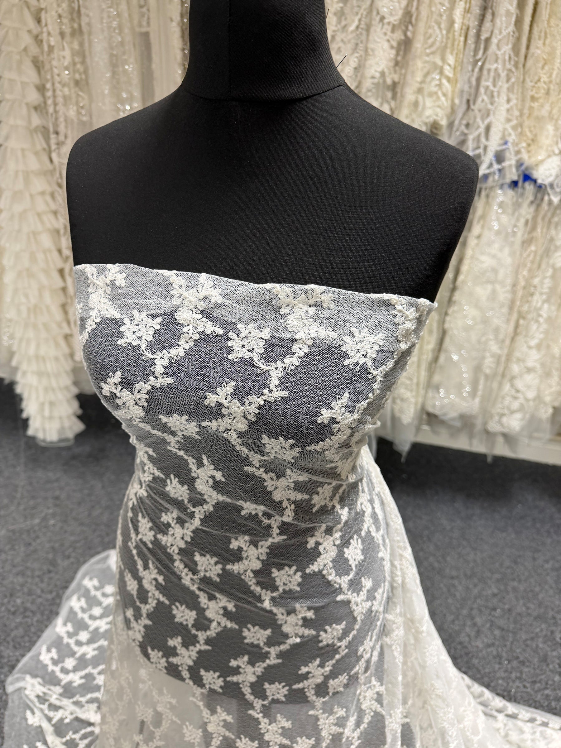 Elfenbeinfarbene französische Stickspitze - Remington