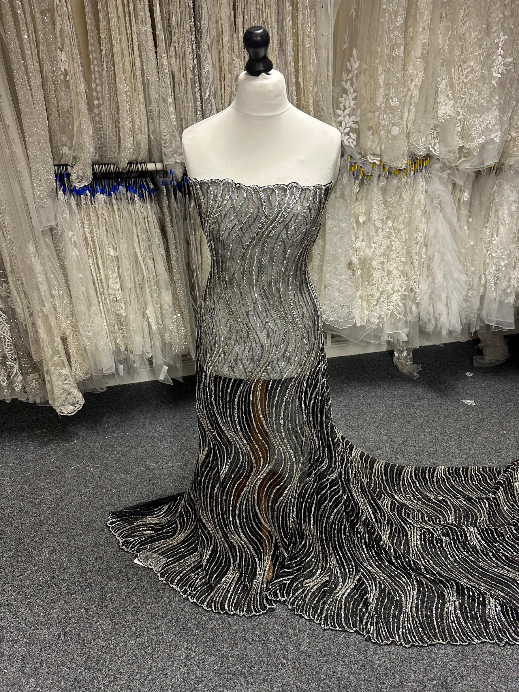 Schwarz und goldverziert - EB1064