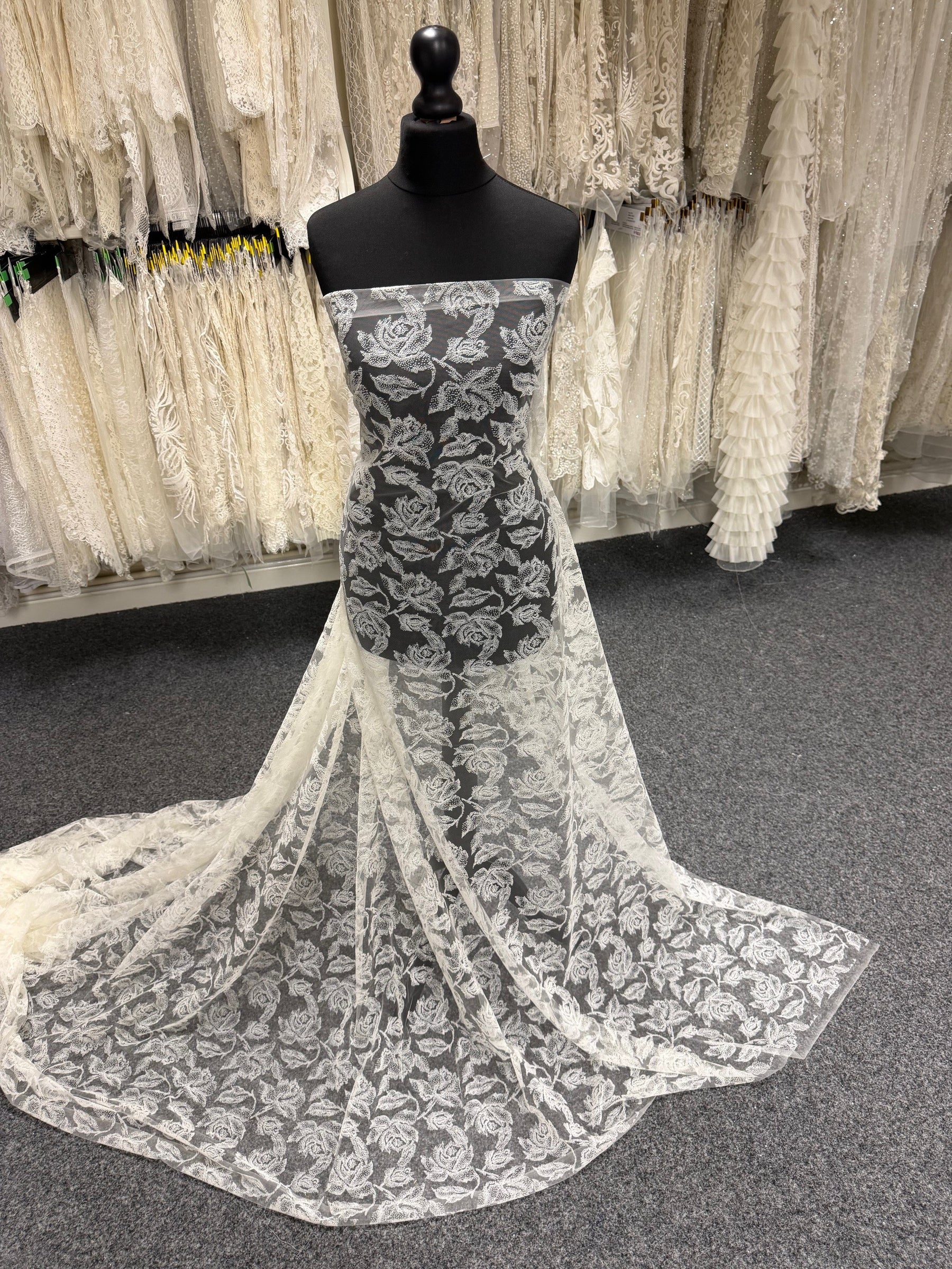 Elfenbeinfarbene französische Flockspitze mit Blumenmuster – Rebel