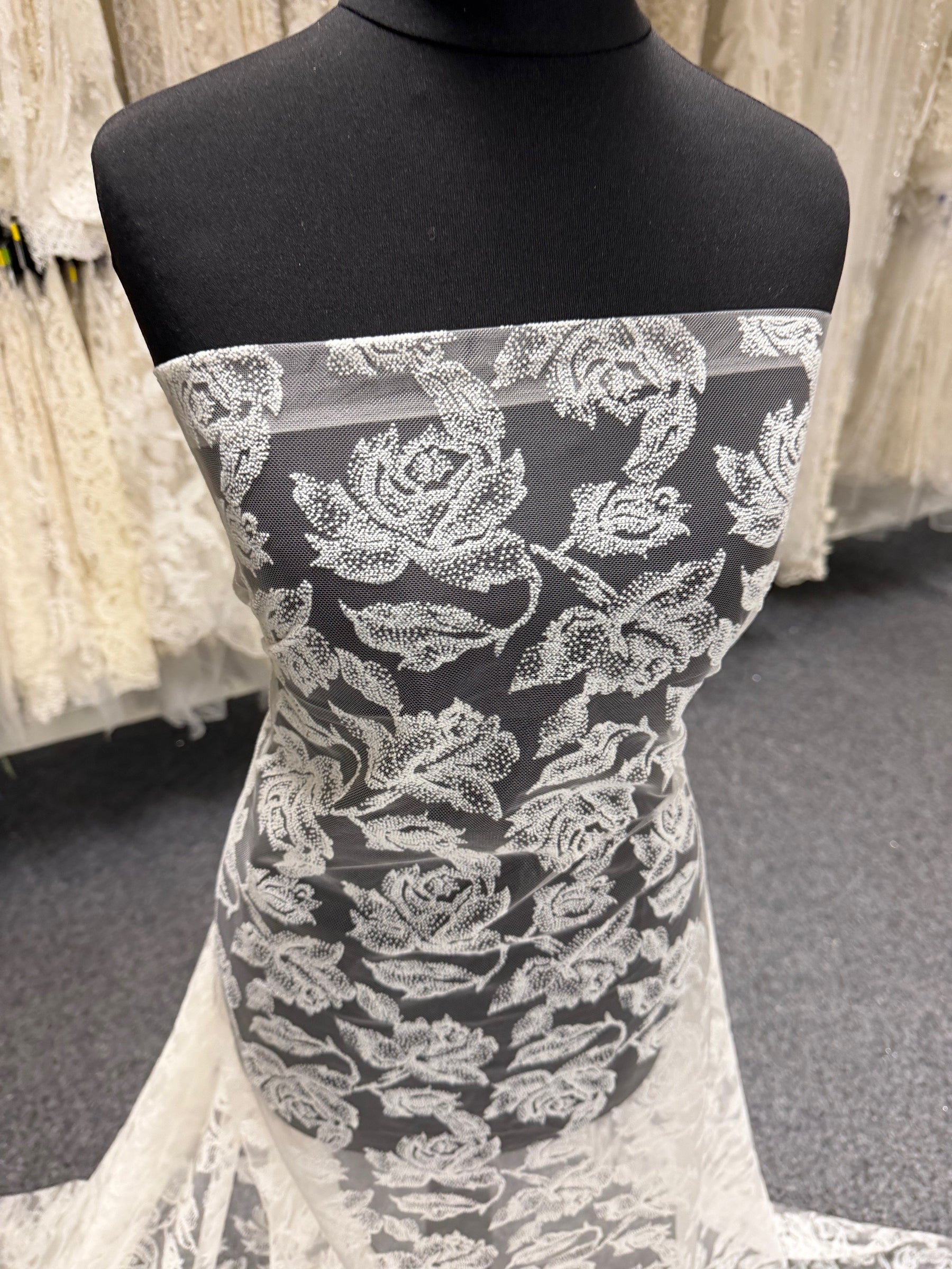 Elfenbeinfarbene französische Flockspitze mit Blumenmuster – Rebel