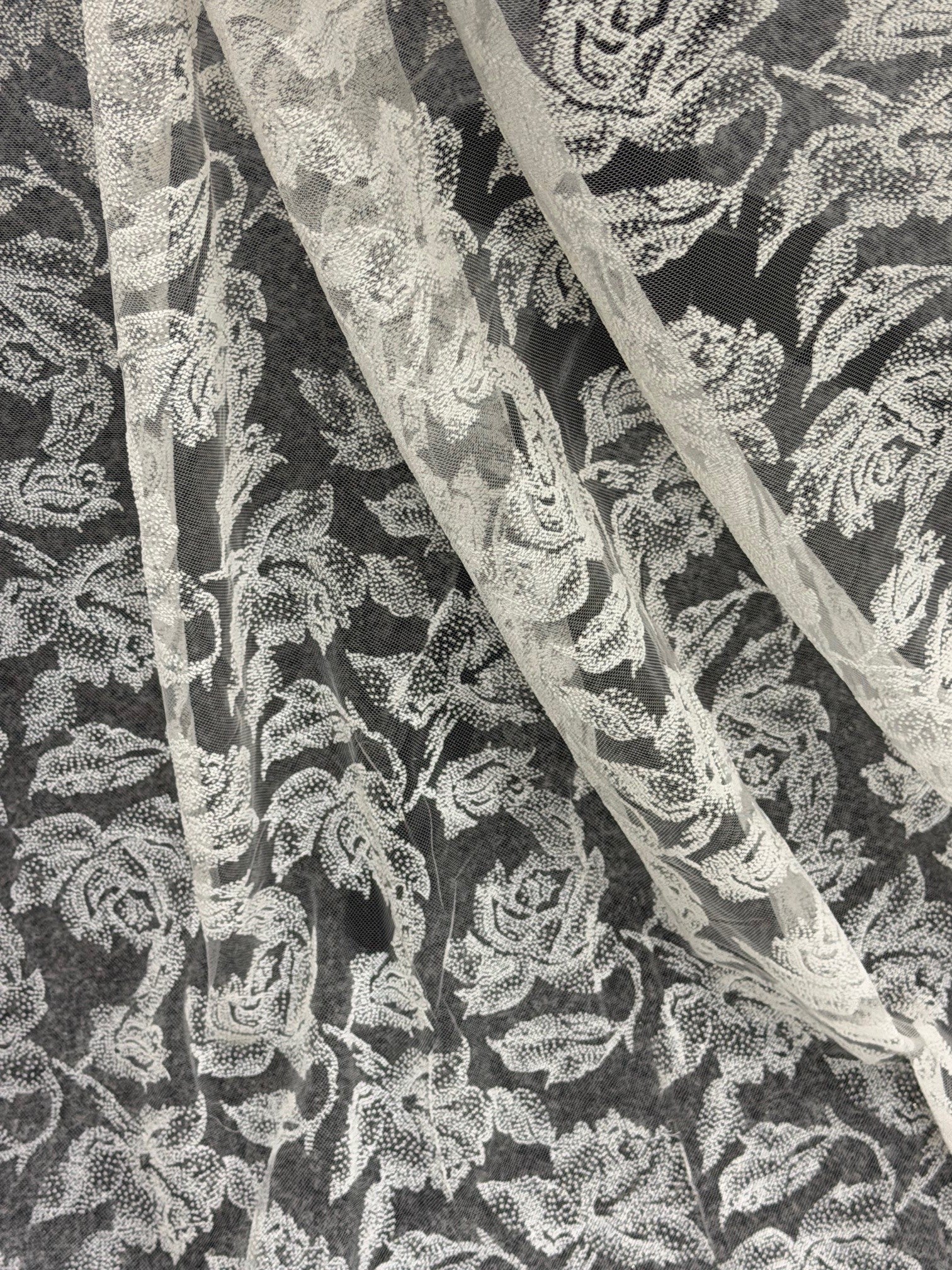 Elfenbeinfarbene französische Flockspitze mit Blumenmuster – Rebel