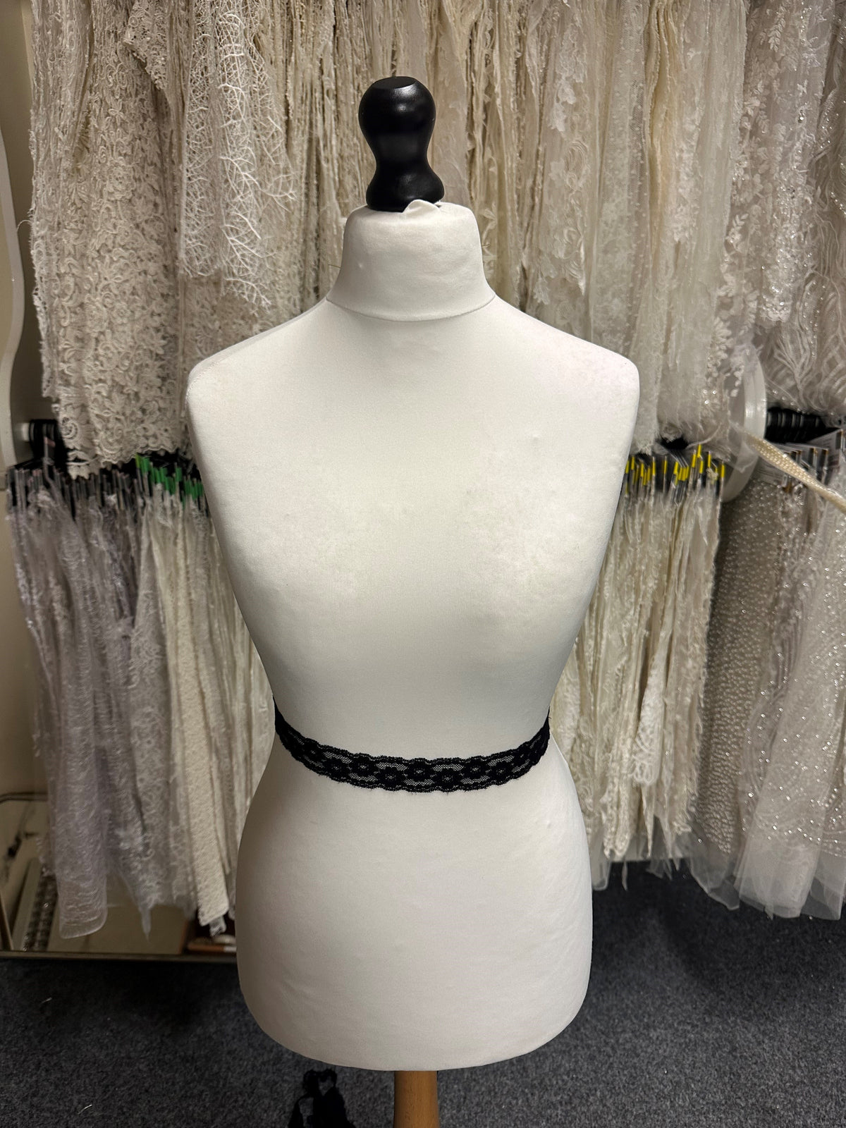 Weißer Spitzenbesatz - T 738 (CF)