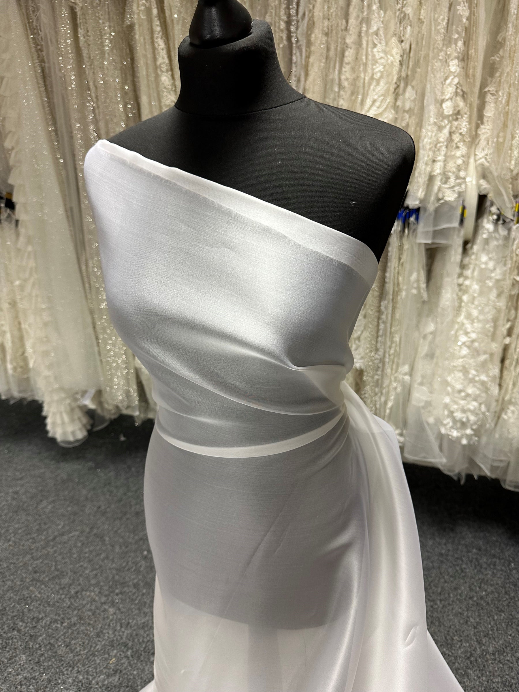 Weißer Seidensatin-Organza - P771