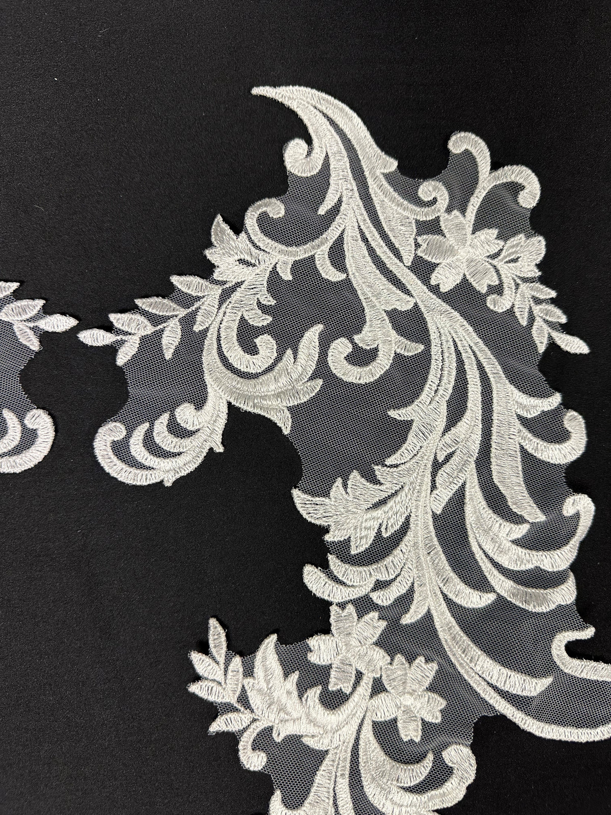 Elfenbeinfarbene bestickte Spitzenapplikationen – Dunkel