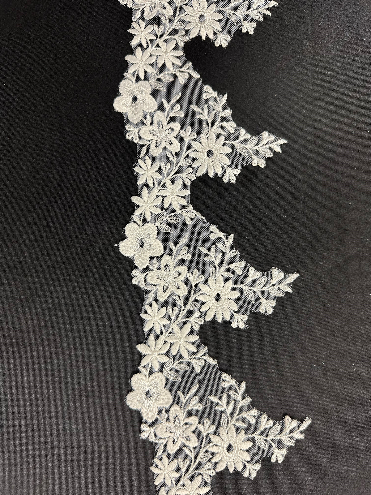 Elfenbeinfarbener Blumenbesatz - Kitzeln