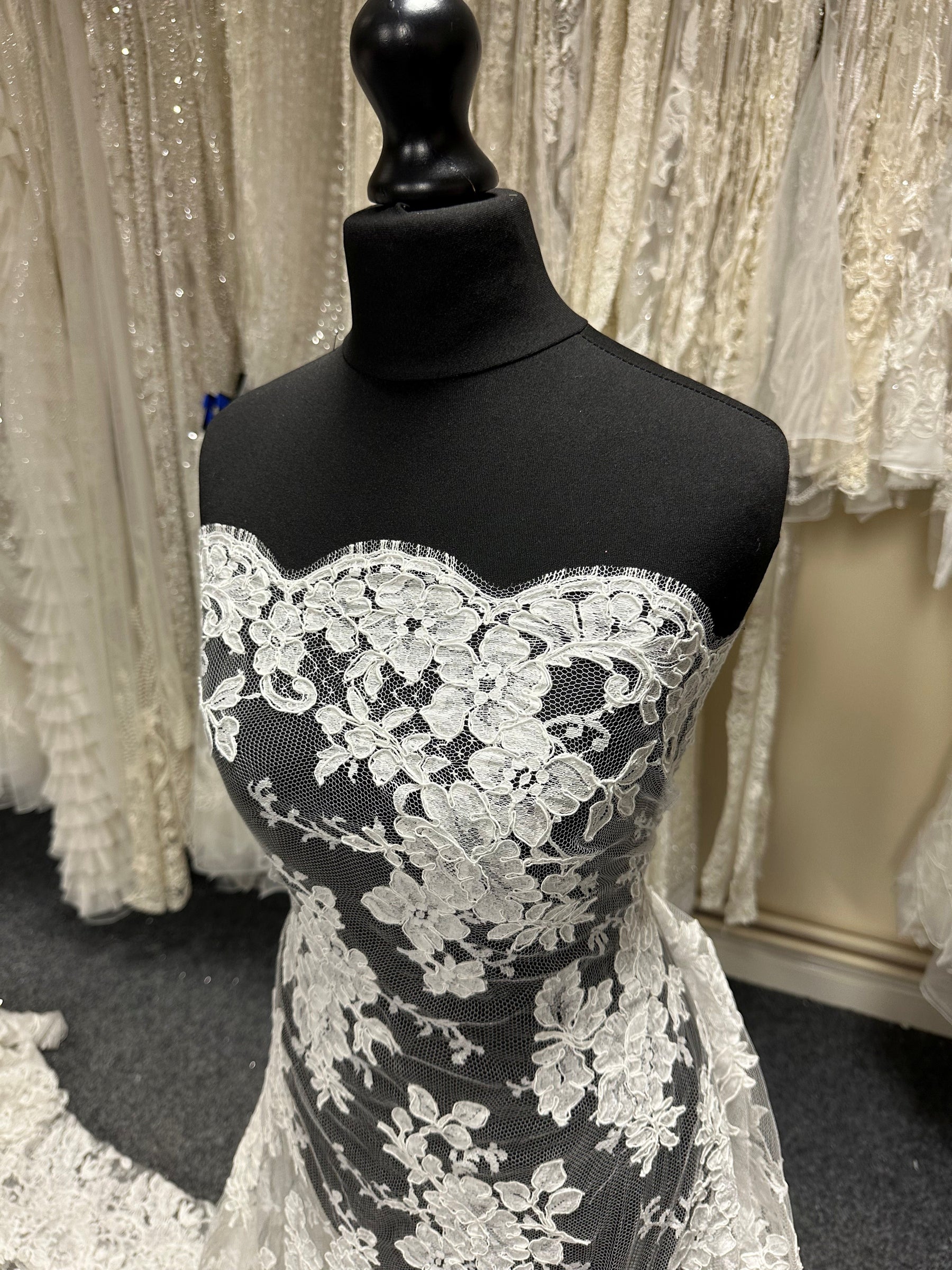 Elfenbeinfarbene, kordelbesetzte Chantilly-Spitze – Zetina