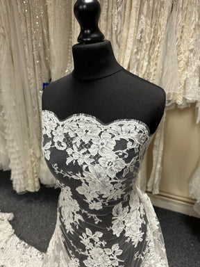 Elfenbeinfarbene, kordelbesetzte Chantilly-Spitze – Zetina