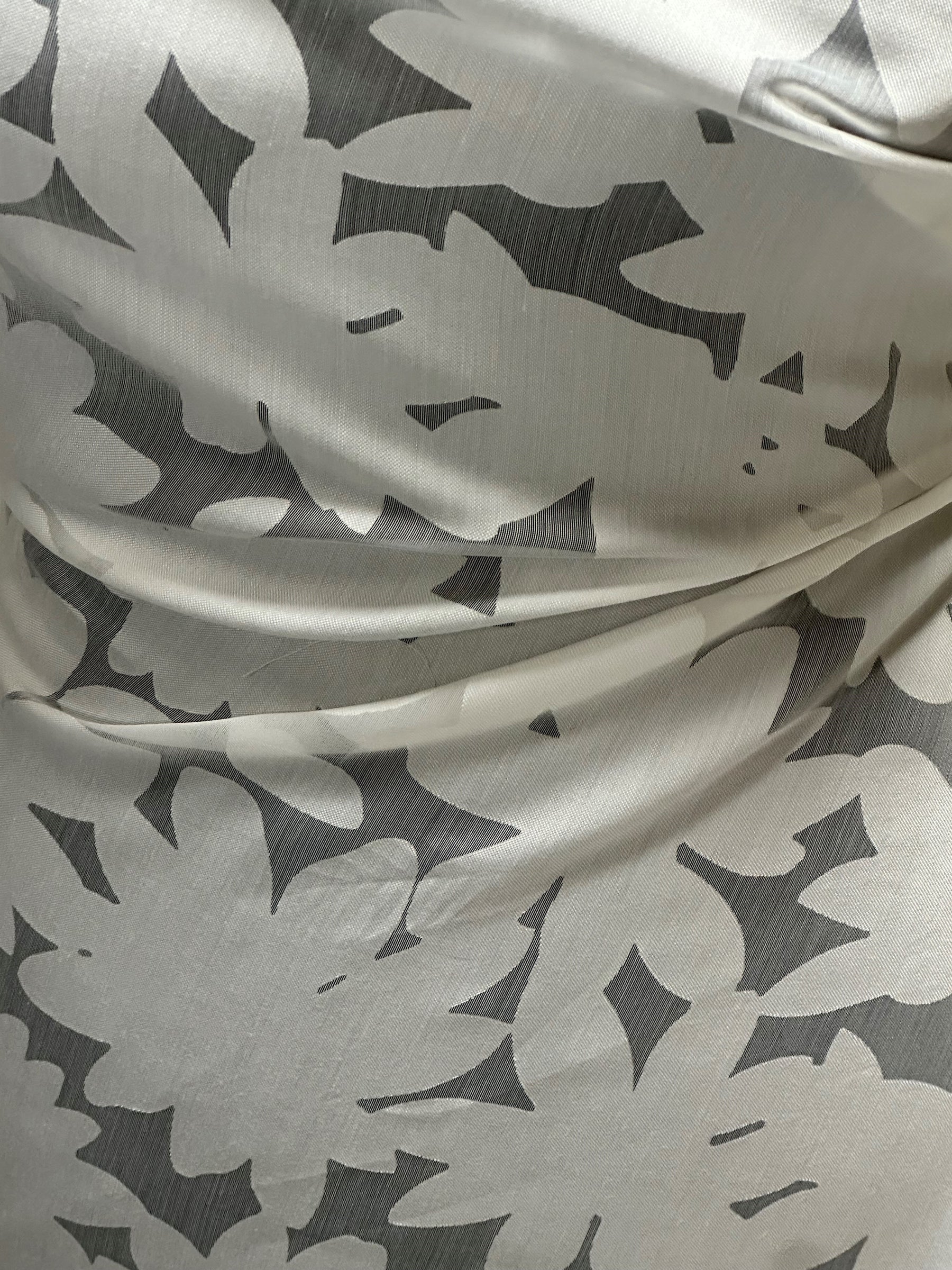 Elfenbeinfarbener Ausbrenner-Druck – Tresor