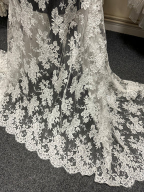 Elfenbeinfarbene, kordelbesetzte Chantilly-Spitze – Zetina