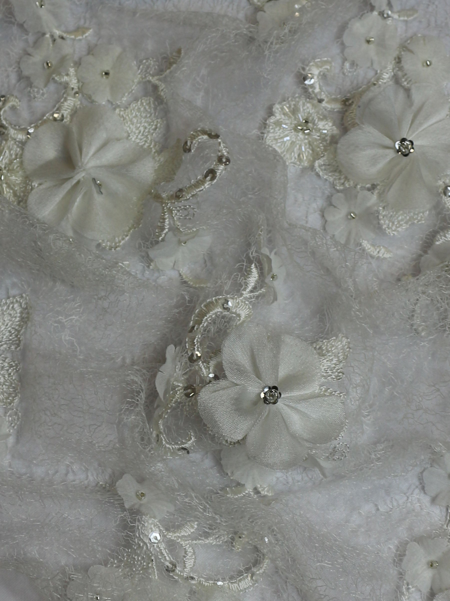 Elfenbeinfarbene, perlenbesetzte Blumenspitze – Deborah