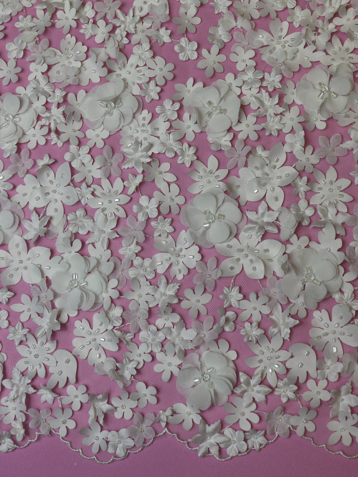 Elfenbeinfarbene, perlenbesetzte Blumenspitze – Kesia 