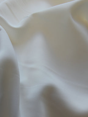 Elfenbeinfarbener, weicher Polyester-Satin (148 cm/58 Zoll) – Trust