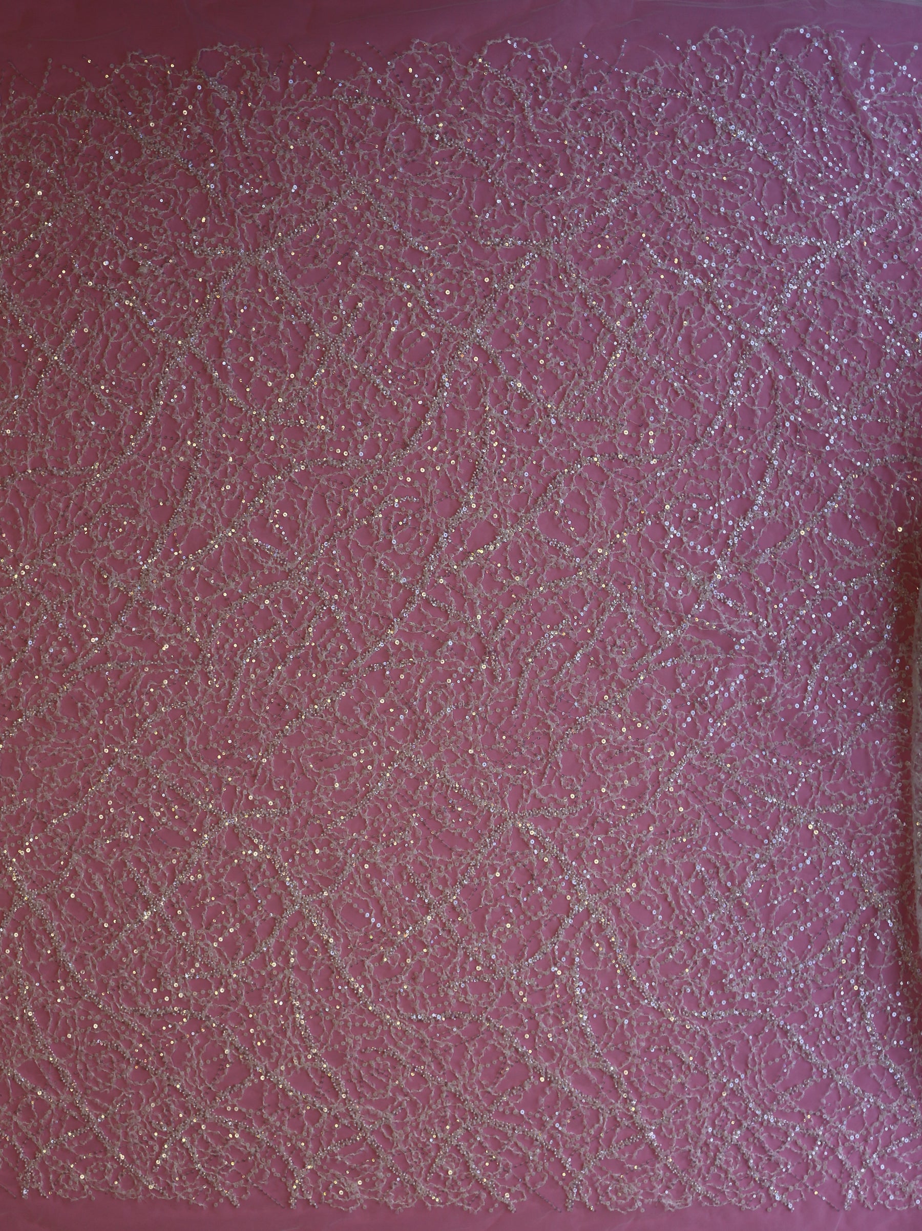 Elfenbeinfarbene, mit Pailletten verzierte Spitze – Rosamund