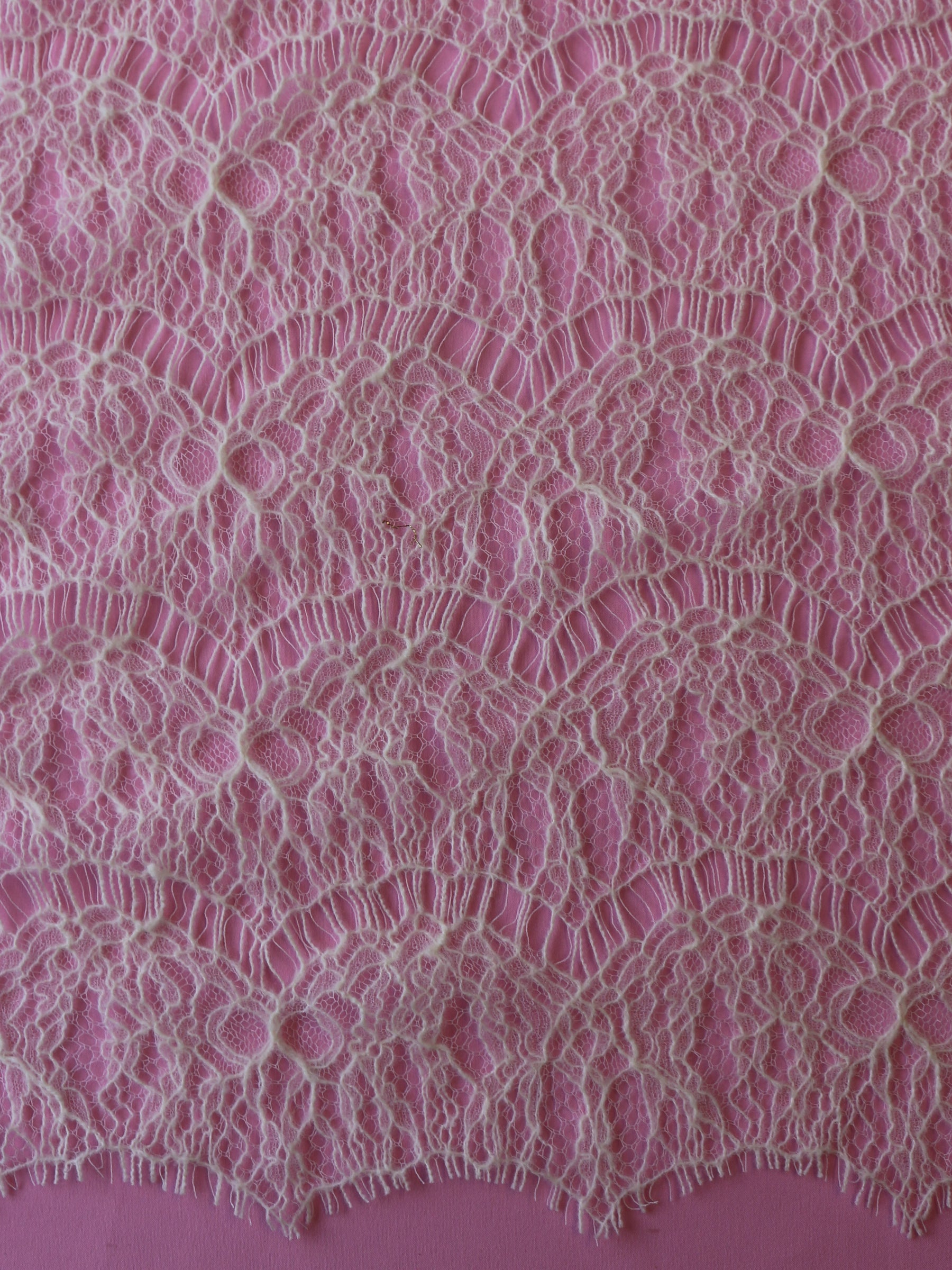 Chantilly-Spitze aus elfenbeinfarbener Wolle – Tashi