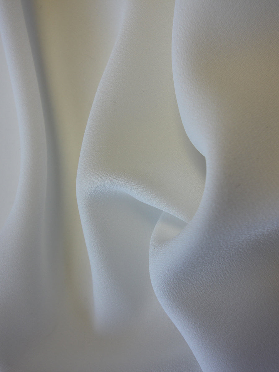 Elfenbeinfarbener Öko-Polyester-Krepp (140 cm/56 Zoll) – Weiß