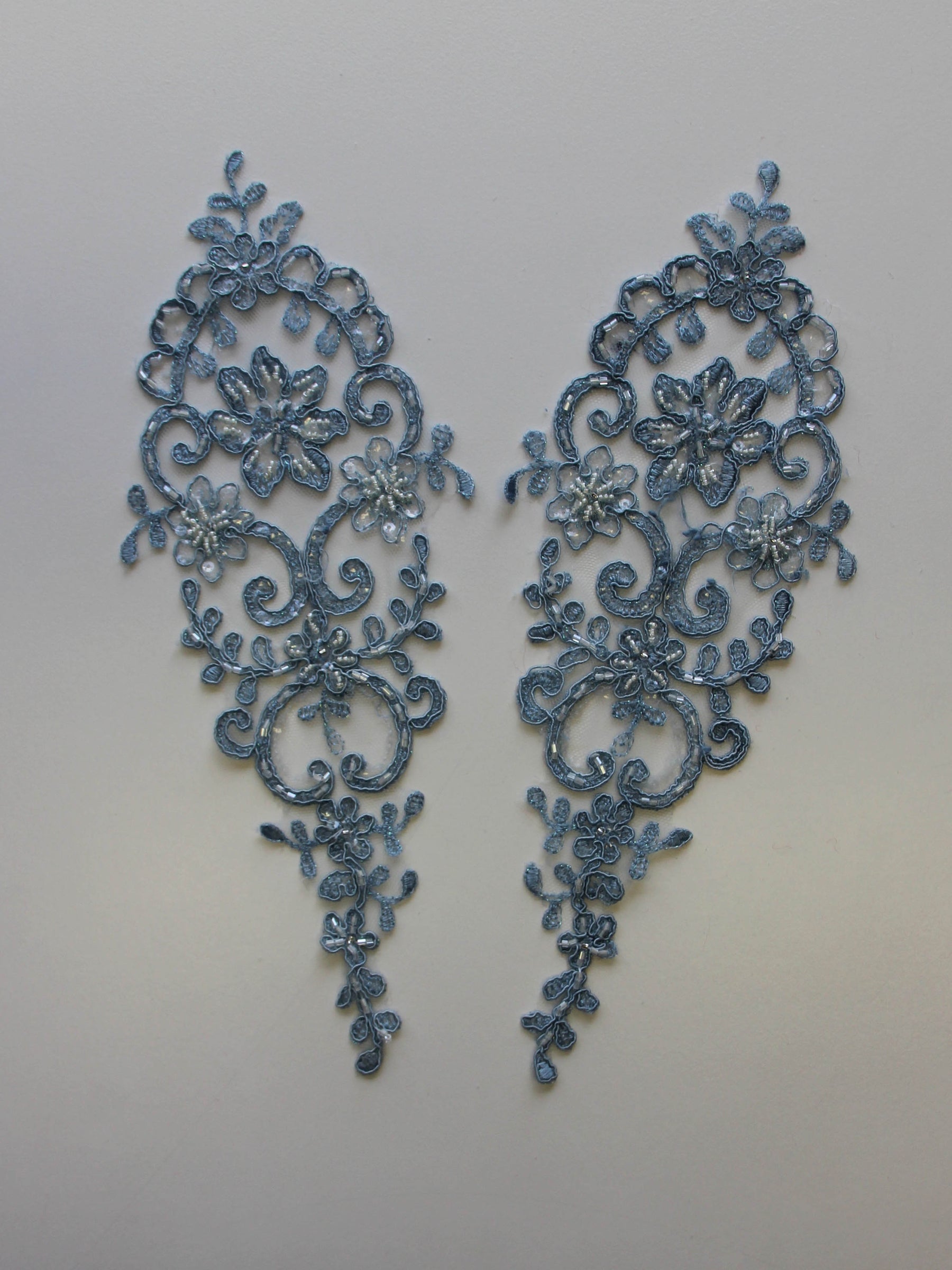 Vintage blaue Perlen- und Kordel-Spitzenapplikationen – Alexandra