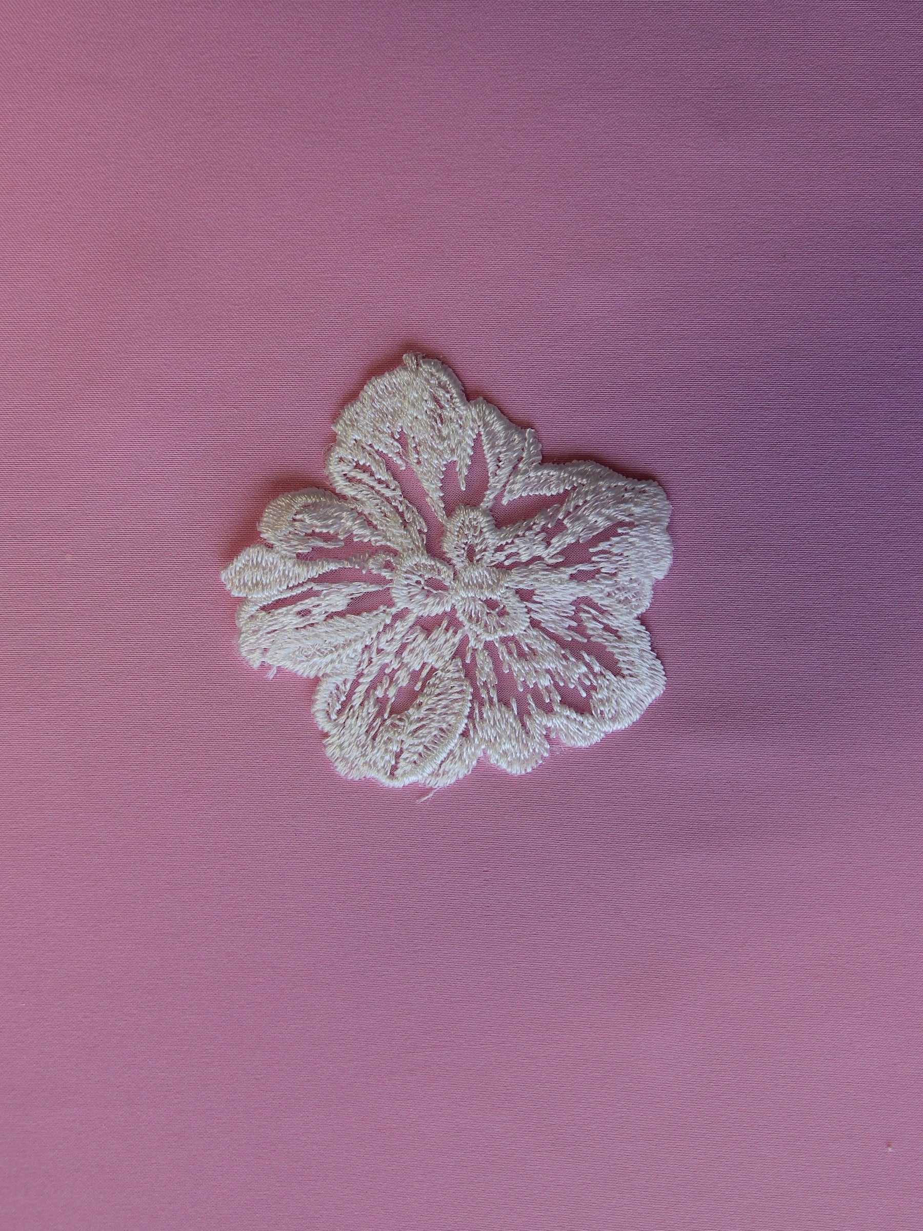 Elfenbein bestickte Blume – Linaria (Beutel mit 10 Stück)
