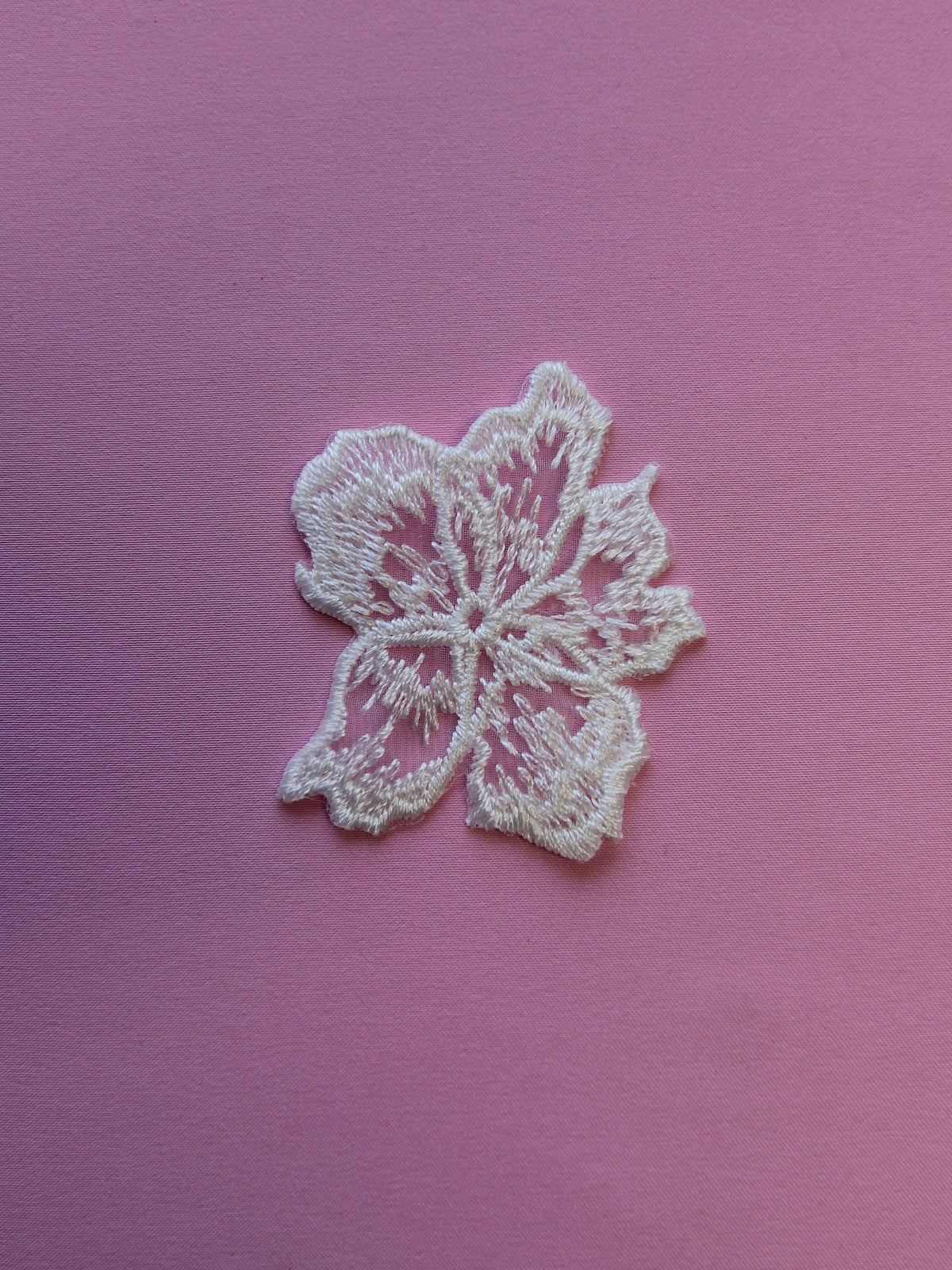 Elfenbeinfarbene bestickte Blume – Phlox (Beutel mit 10 Stück)