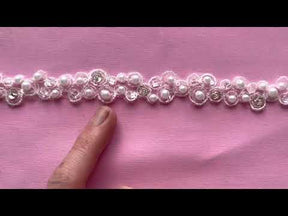 Elfenbeinfarbener Spitzenbesatz mit Perlen – Salbei