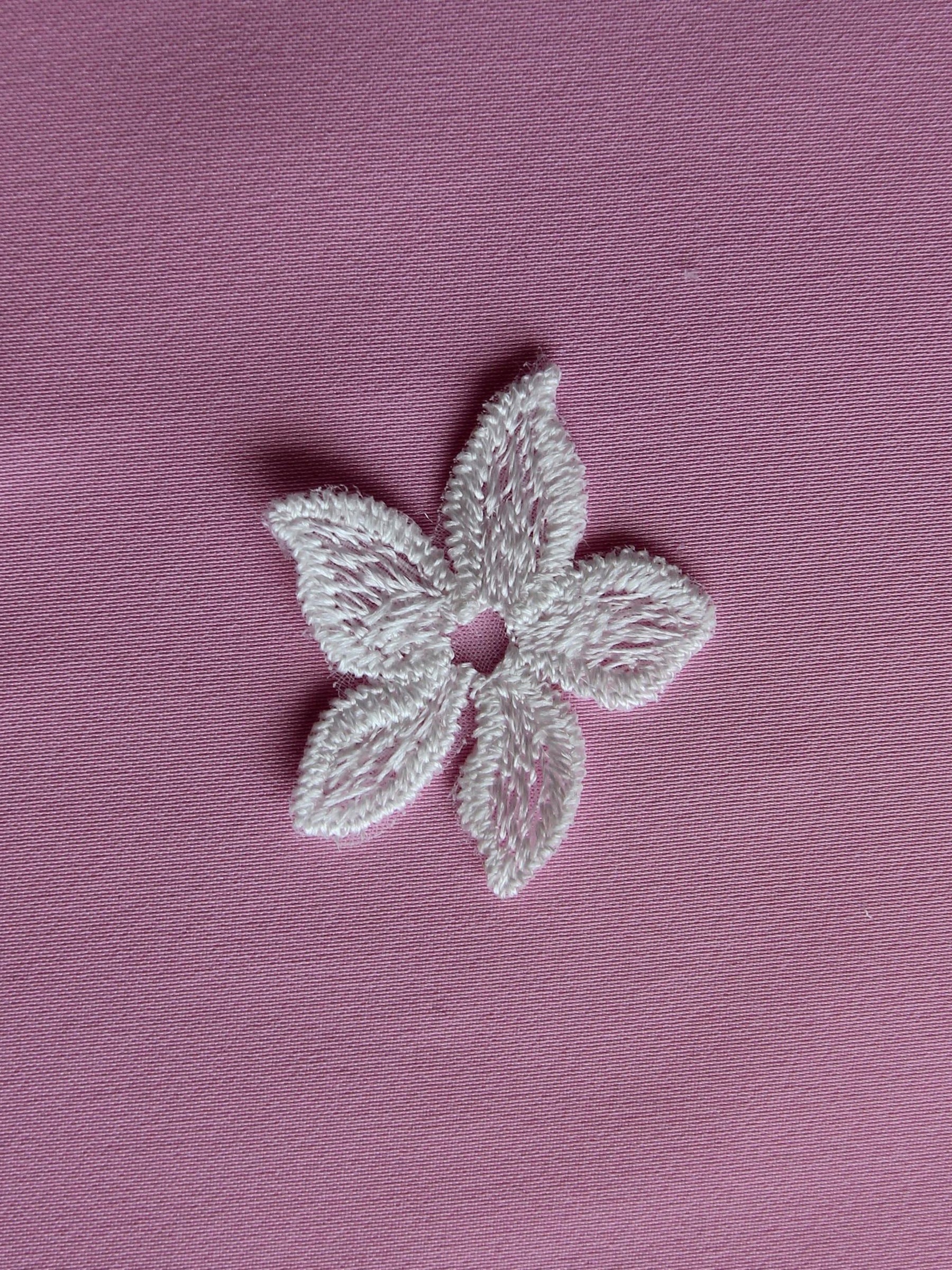 Elfenbein bestickte Blume – Zinnia (Beutel mit 10 Stück)