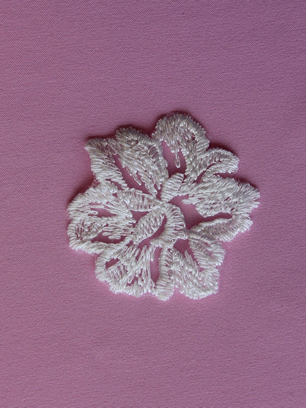 Elfenbein bestickte Blume – Pompon (Beutel mit 10 Stück)