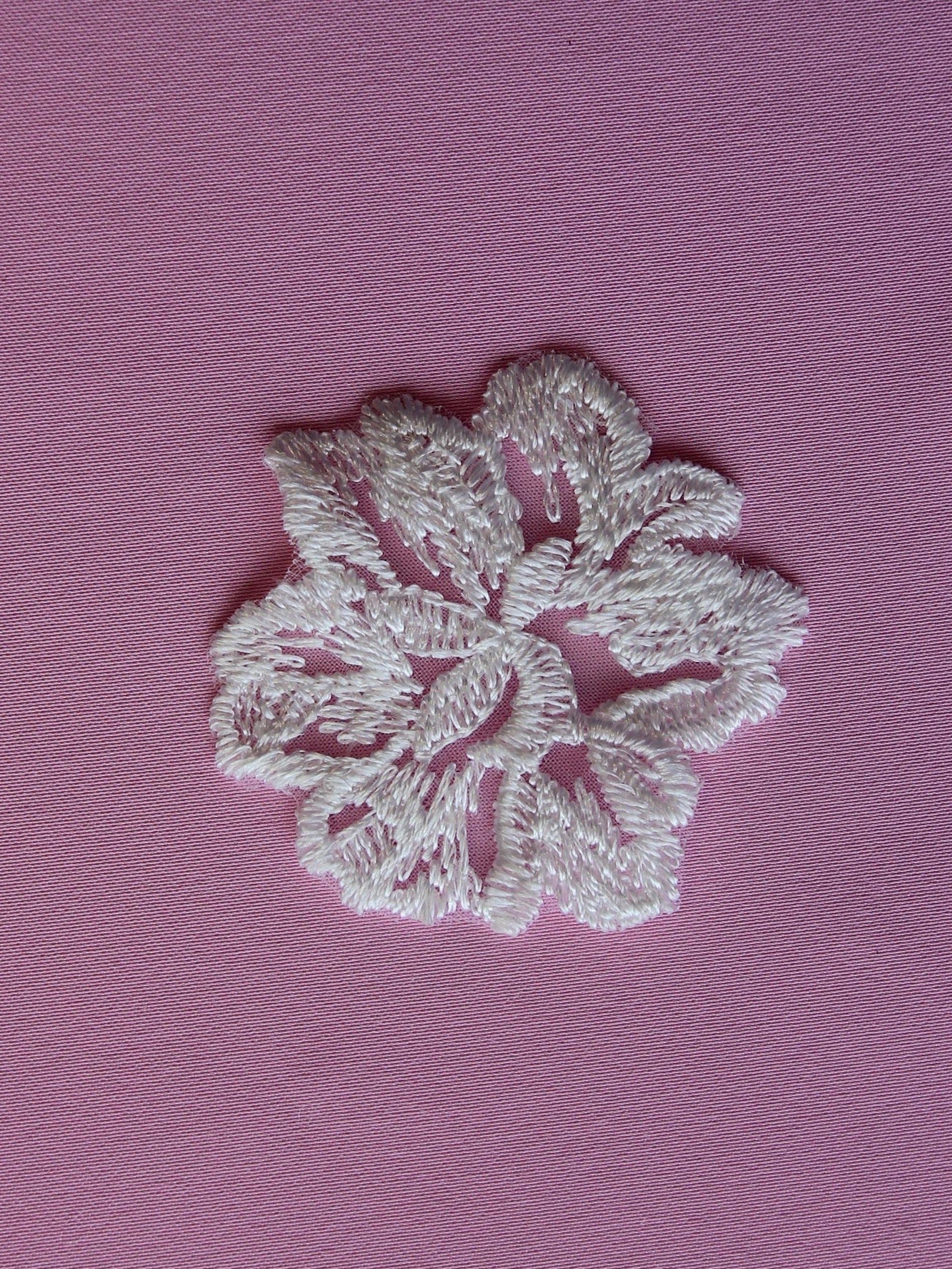 Elfenbein bestickte Blume – Pompon (Beutel mit 10 Stück)