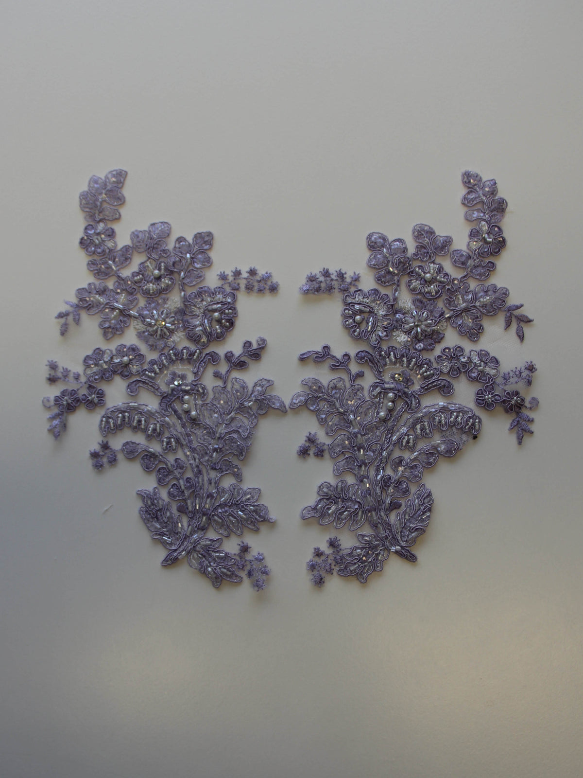Lavendelfarbene schnurgebundene Spitzenapplikationen – Mona