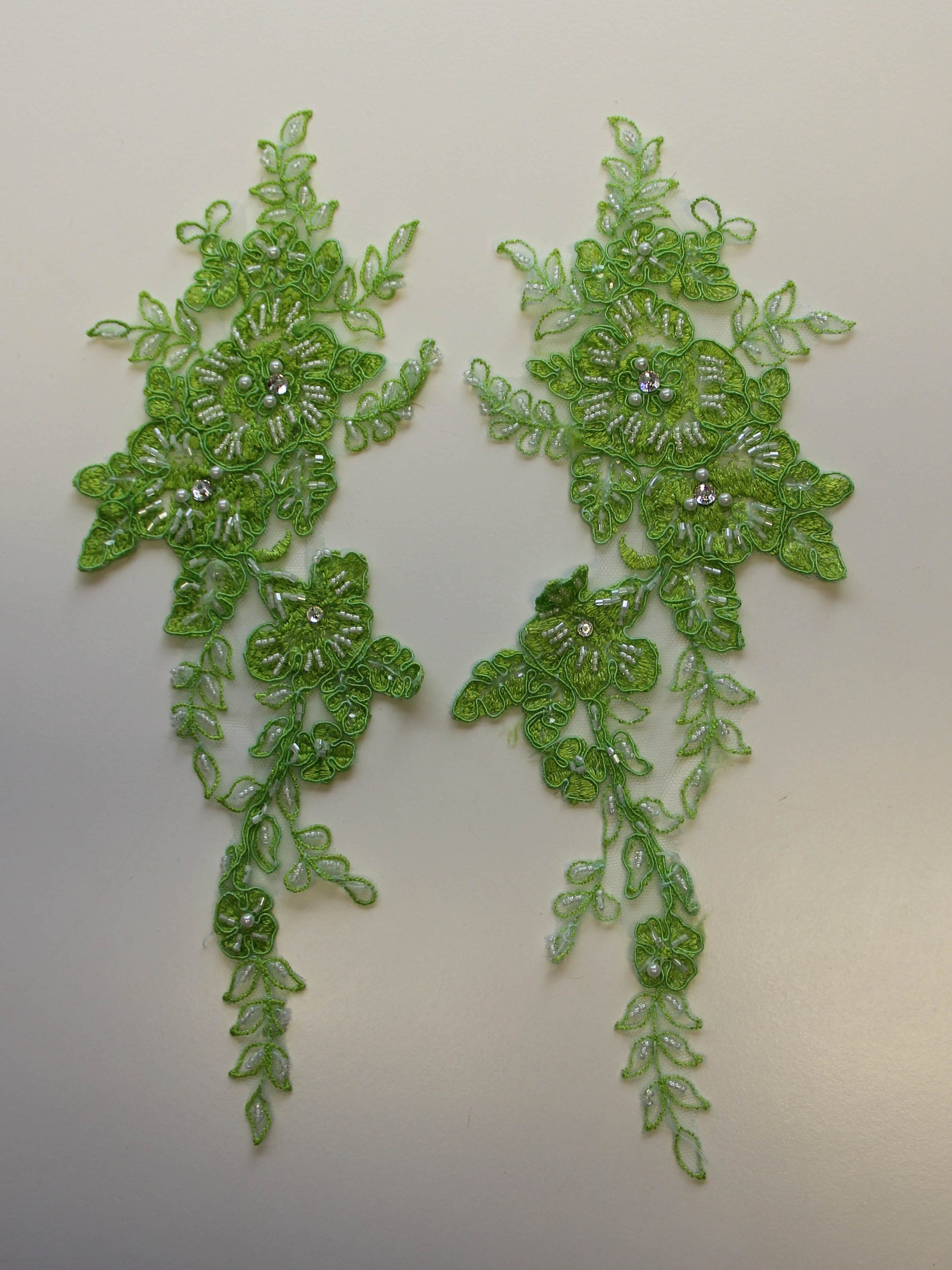 Tropisch grüne Perlen- und Kordelspitzenapplikationen – Mohn