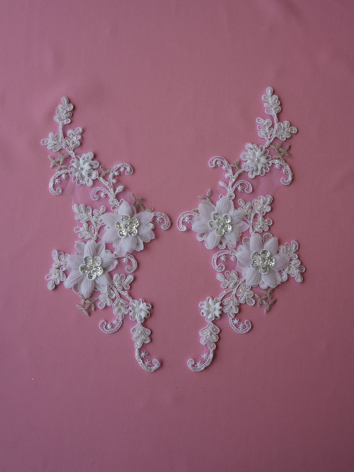 Weiße Blumen-Spitzenapplikationen – Columba