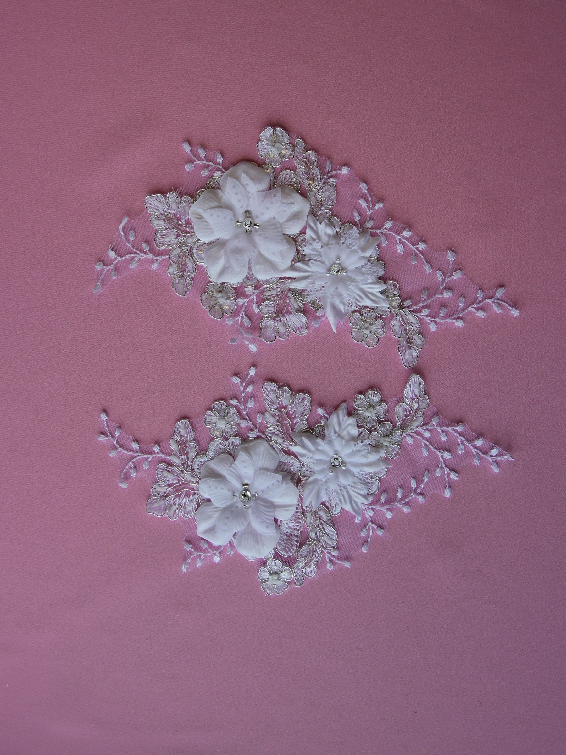 Weiße Perlenblumen-Spitzenapplikationen – Naomi