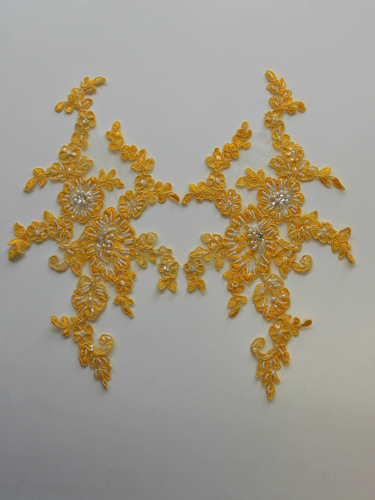 Sonnenblumengelbe Spitzenapplikationen mit Perlen und Kordel – Honeysuckle